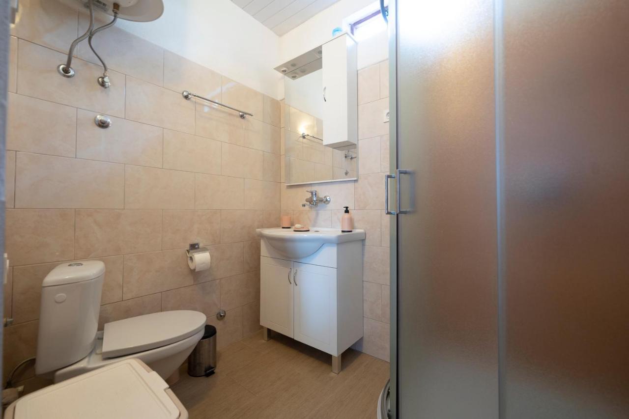 Studio Apartman Ema 2 Gornji Karin Exteriér fotografie